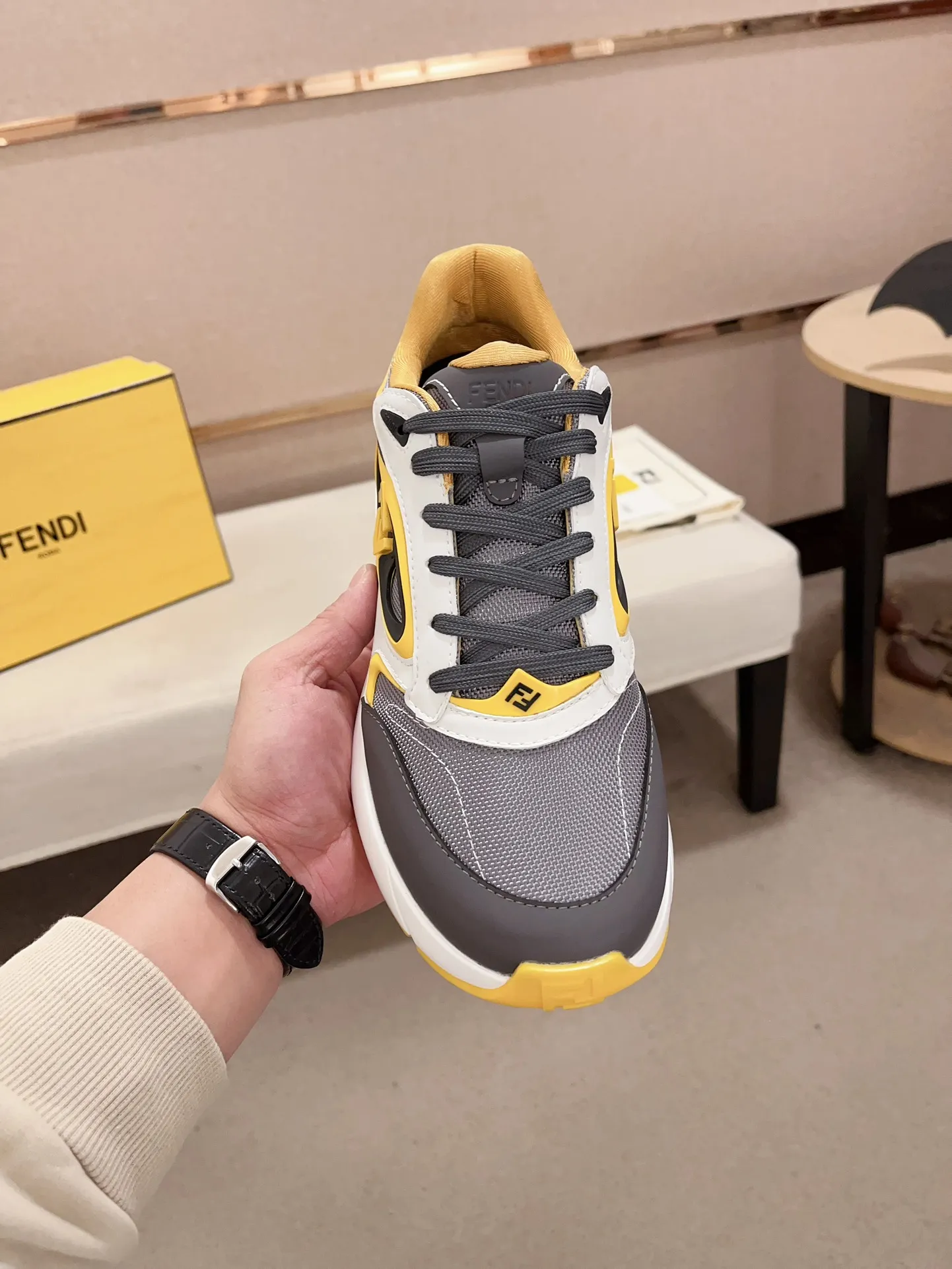 Men's shoes💰: 760💰(Higher version) [Fendi] Fendi's latest casual shoes for men! Available at counters simultaneously! A one-to-one replica of the original. Made entirely of imported top-grain calfskin, the interior is made of top-grain water-dyed cowhide, and the original factory-supplied rubber outsole. Leading new fashion concepts. Matching code: 39-44. 38.45 can be customized and cannot be returned or exchanged!